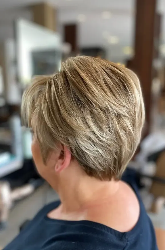 Korte blonde coupe met dimensie