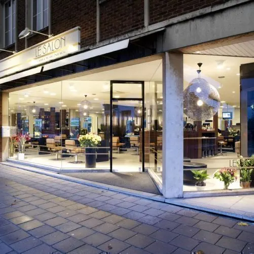 De gevel van Le Salon Hairdesigners in Keerbergen bij avond