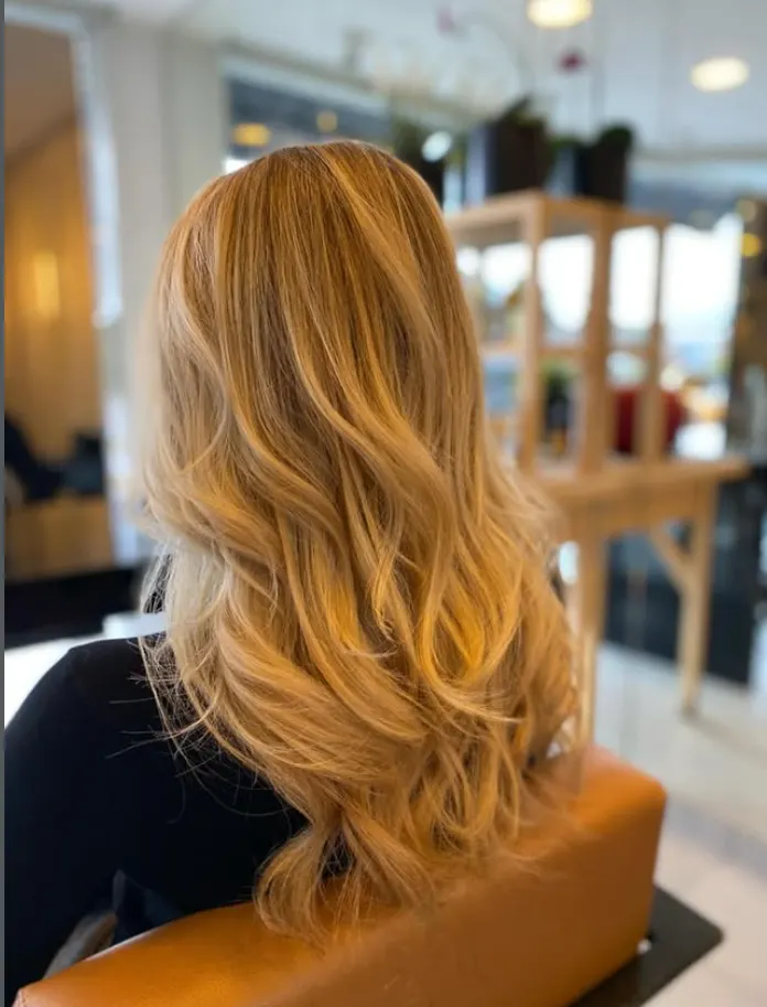 Lang goudblond haar met warme balayage