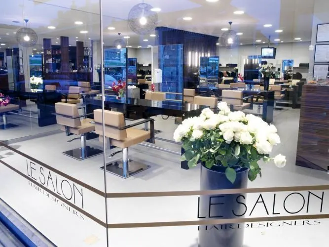 Etalage met Le Salon branding